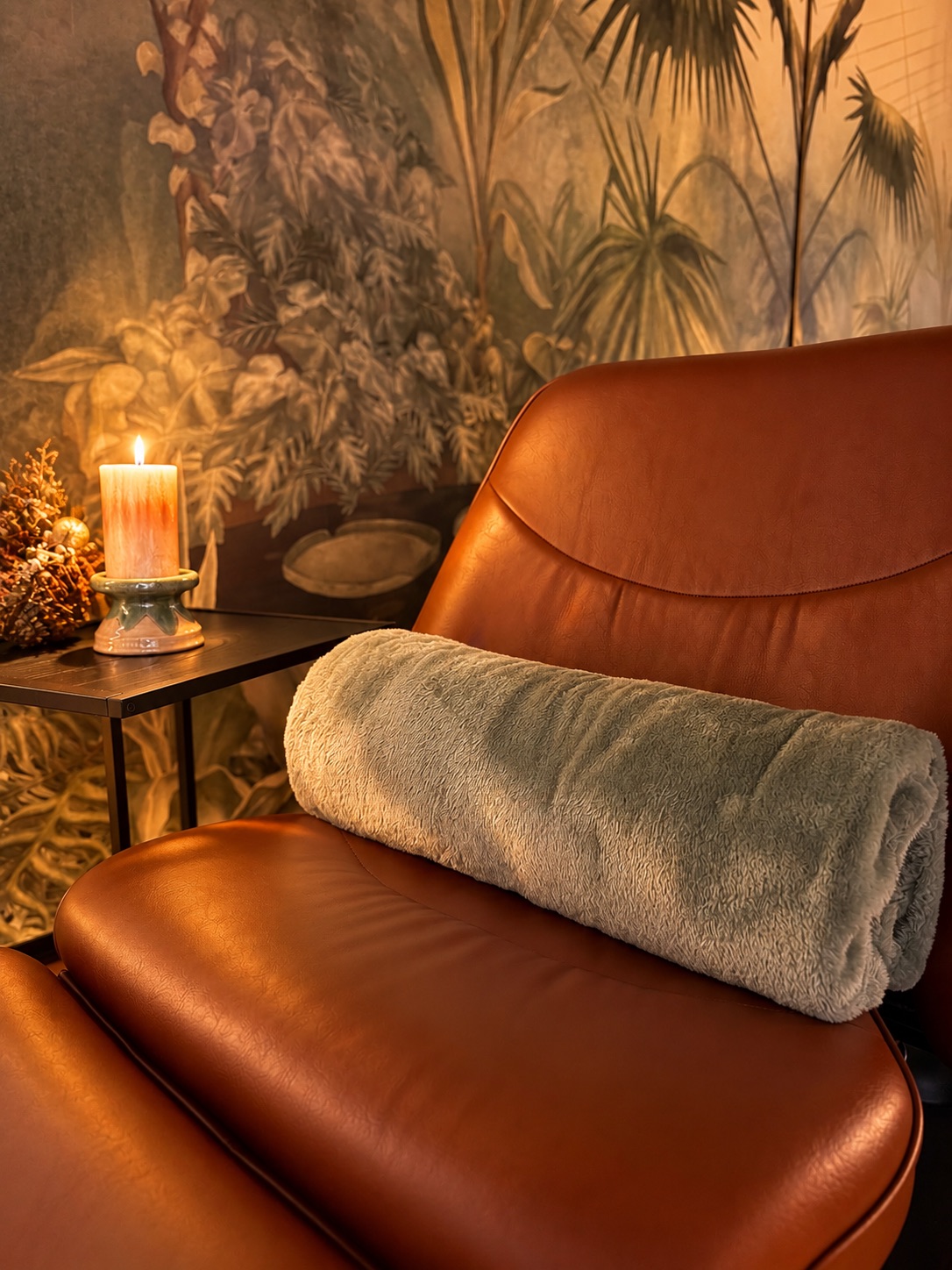Jesenná atmosféra vo FLOW Head Spa – sviečka a teplá deka na lehátku